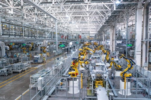 山城重庆见证“中国速度” 超级工厂30秒下线一台车，水草打捞船守护碧水清波